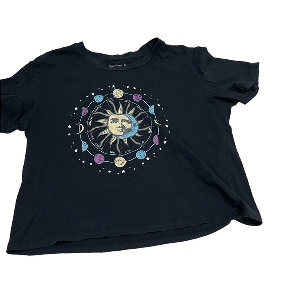 Rebellious One Cropped Top - Picture 2 of 7